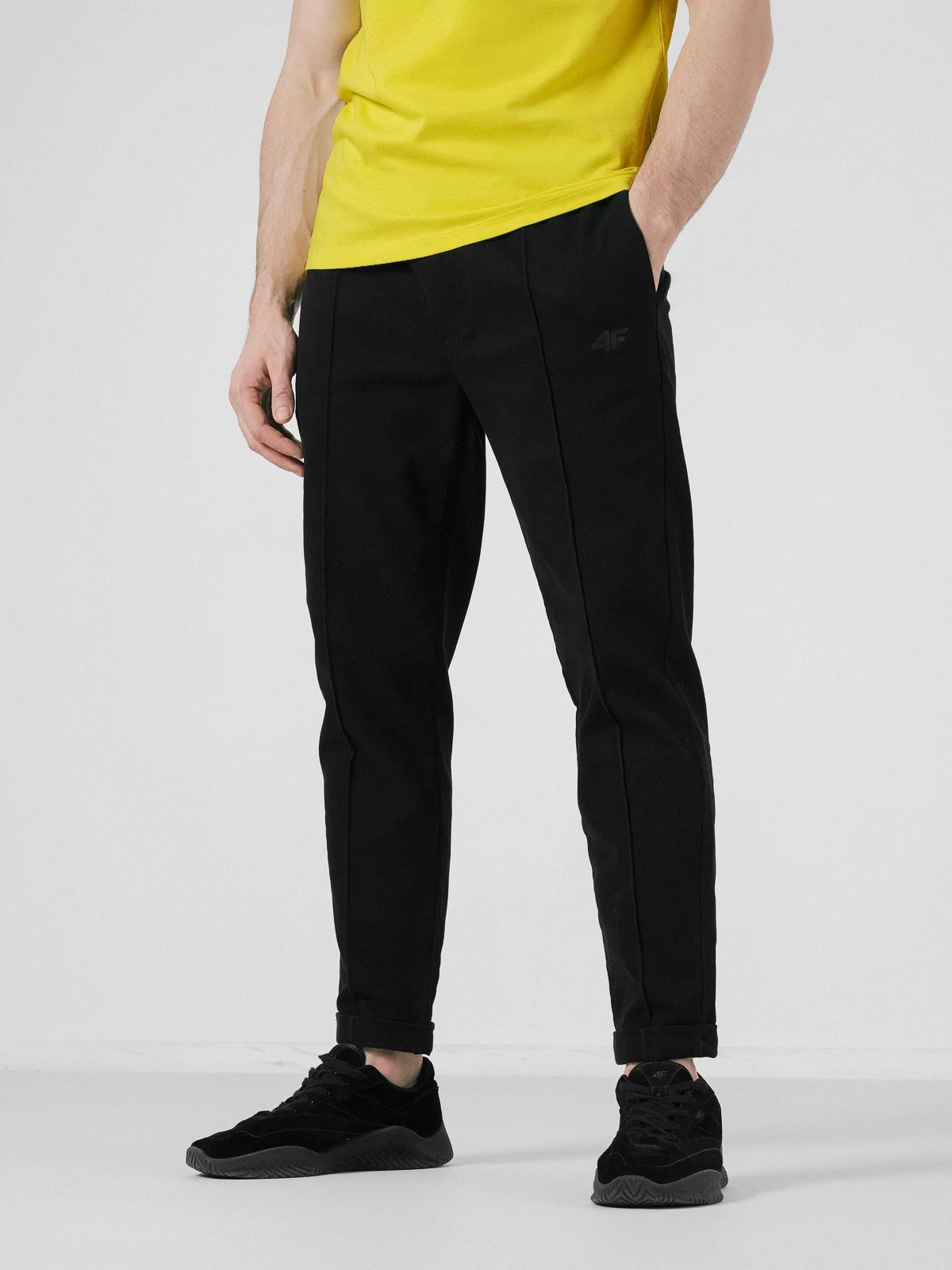 Peer beam Recite Pantaloni casual cu cracii suflecați pentru bărbați culoare negru | 4F -  Haine sport și încălțăminte
